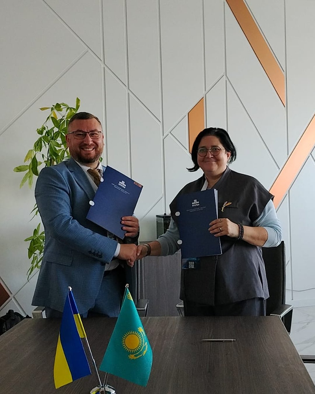Цифровое партнерство между Центральной Азией и Украиной: МУИТ и КНУБА подписали Меморандум
